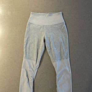 ALO YOGA leggings. SMALL. Gray. Super soft and comfy. Great condition.